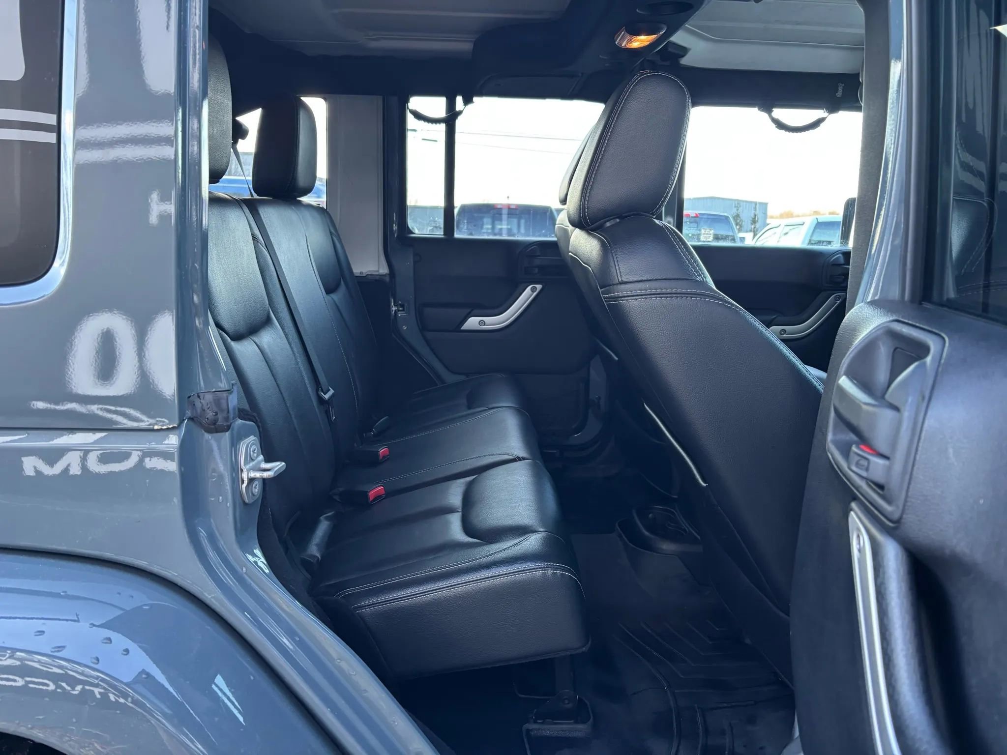 Used 2015 Jeep Wrangler Unlimited Rubicon w/ Connectivity Group image 15