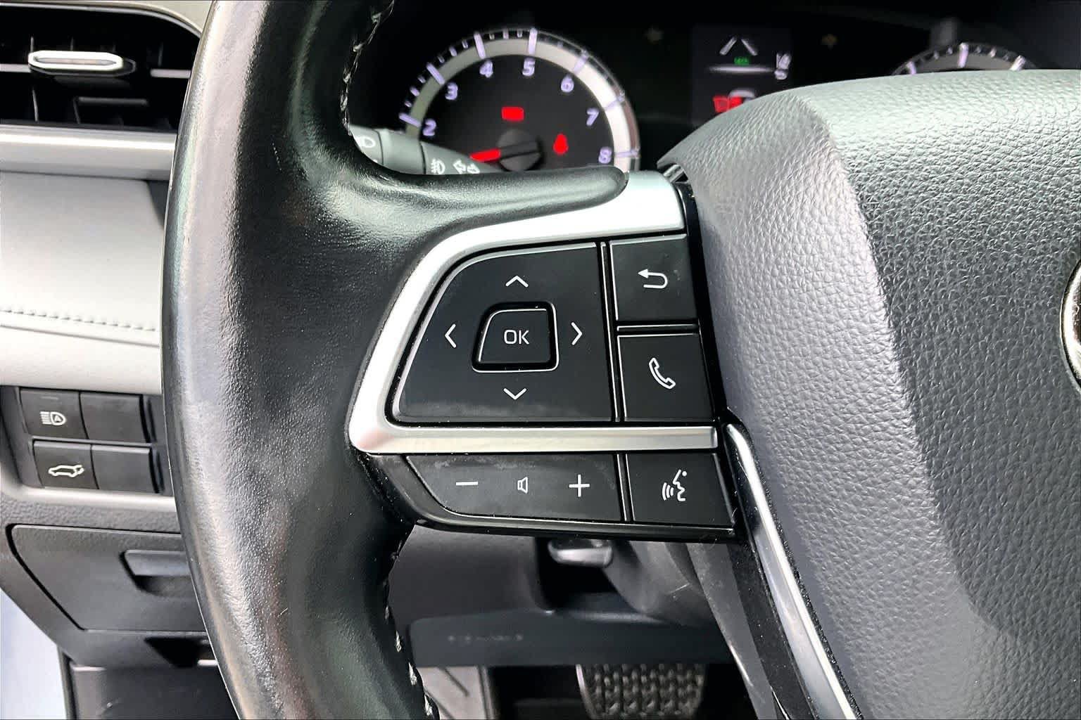 Used 2021 Toyota Highlander LE AWD/4WD image 22