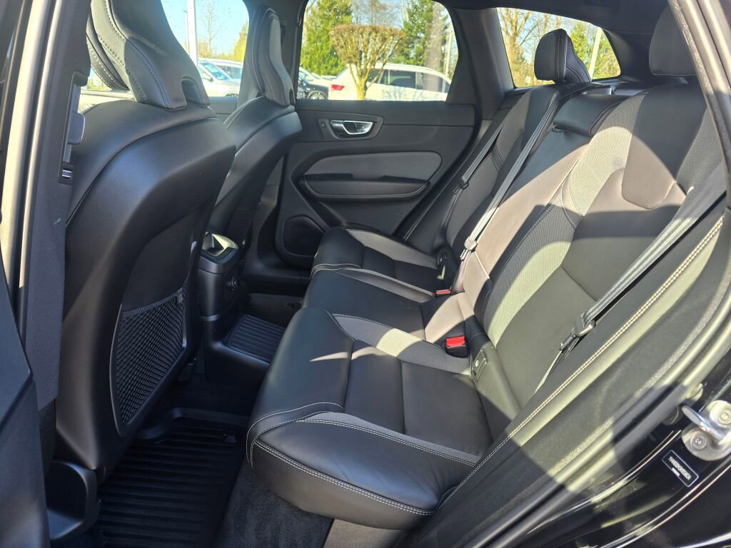 Used 2022 Volvo XC60 T8 R-Design w/ Advanced Package image 18