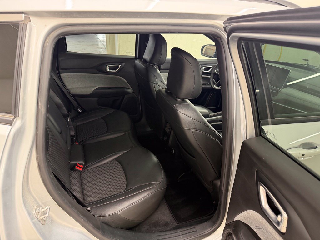 Used 2024 Jeep Compass Latitude AWD/4WD image 12