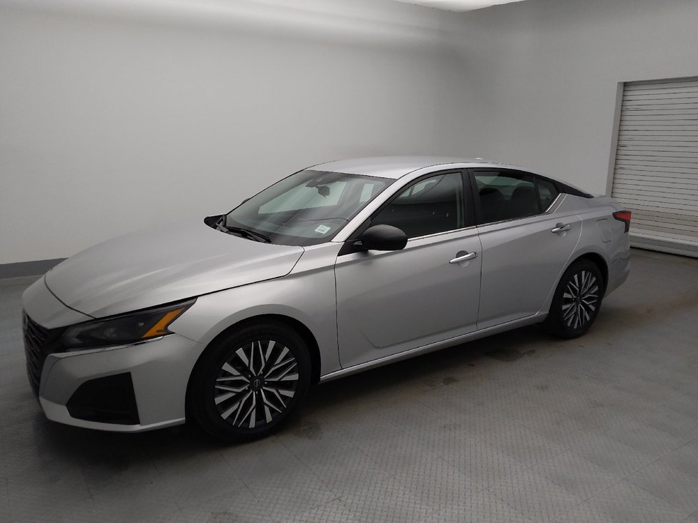 Used 2024 Nissan Altima 2.5 SV image 2