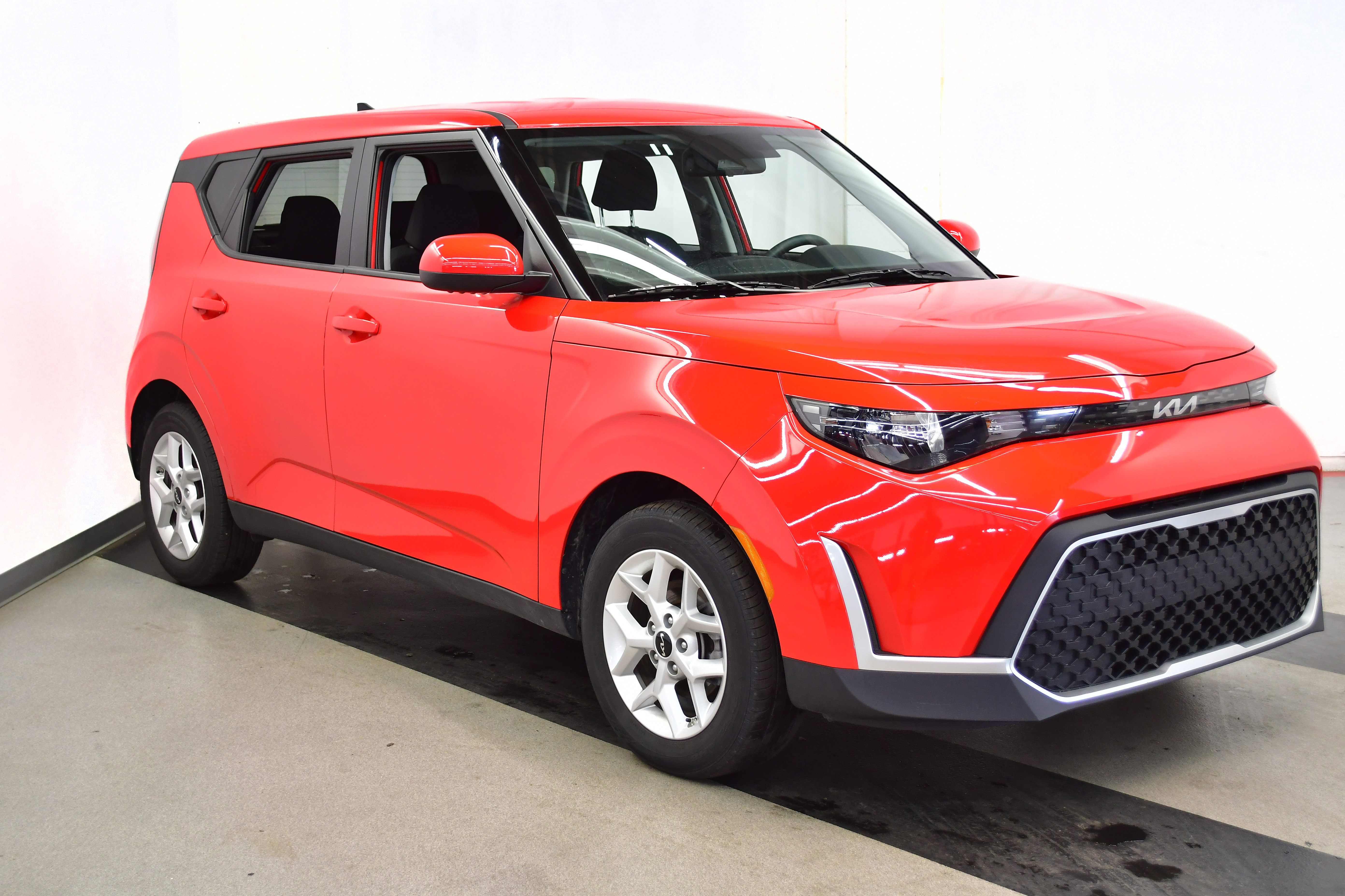 Used 2025 Kia Soul LX w/ LX Technology Package image 2