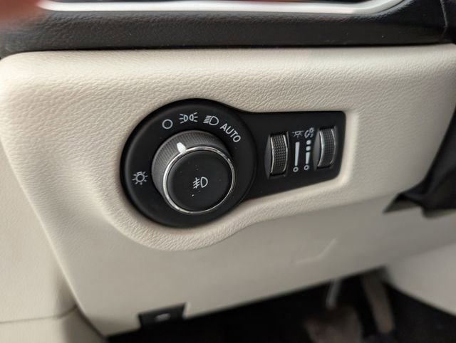 Used 2022 Chrysler Pacifica Touring-L image 18