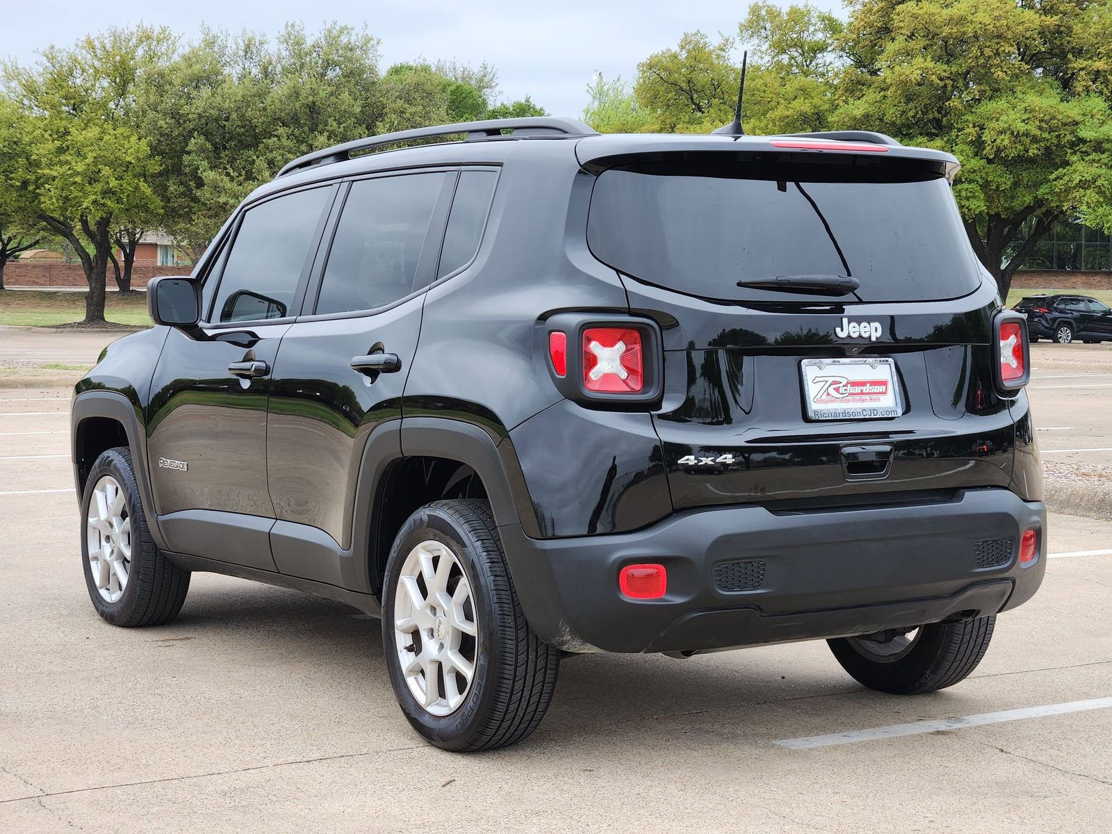 Used 2023 Jeep Renegade Latitude w/ Sun/Sound Group AWD/4WD image 4