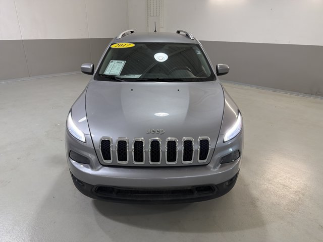 Used 2017 Jeep Cherokee Latitude w/ Cold Weather Group FWD image 3
