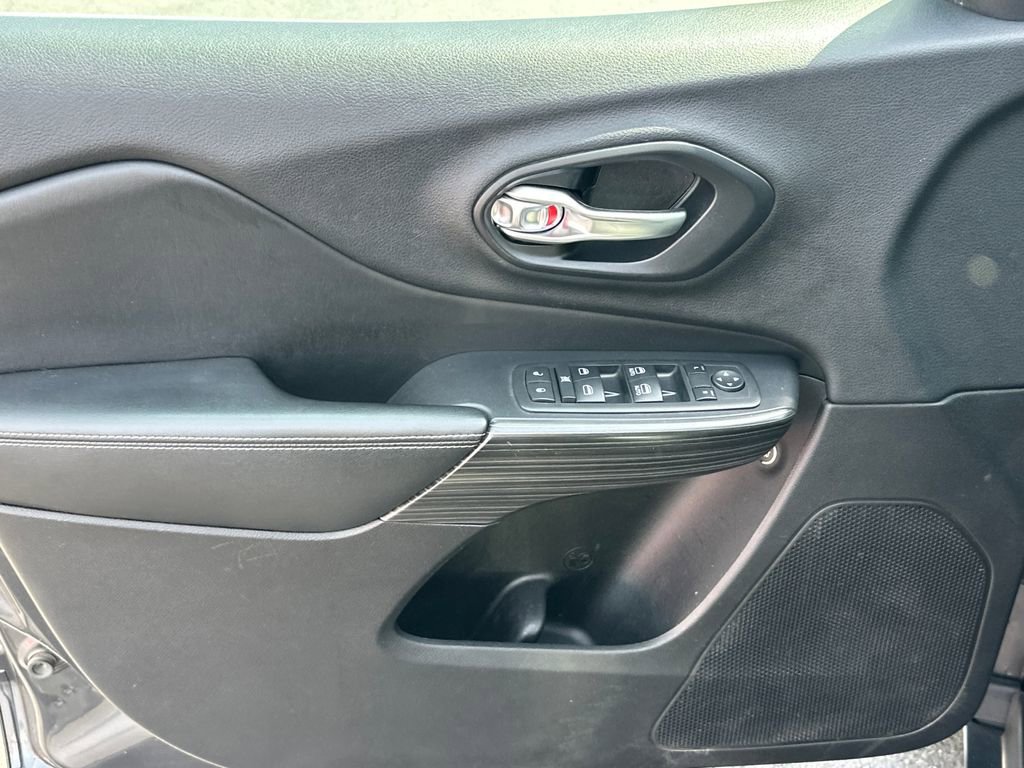 Used 2015 Jeep Cherokee Limited image 10