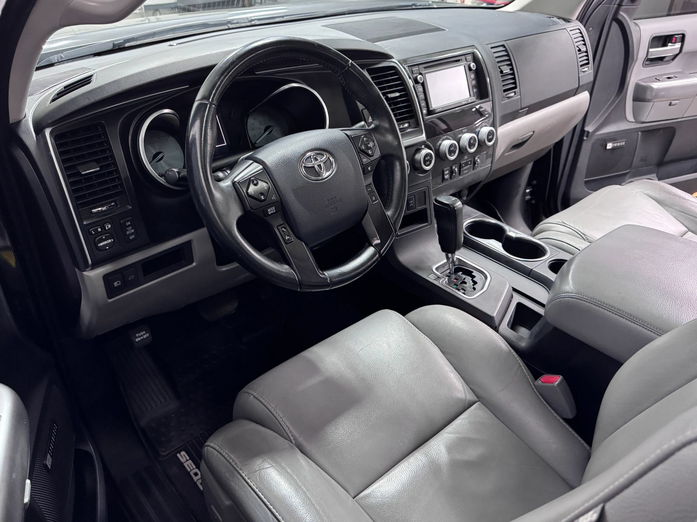 Used 2018 Toyota Sequoia Limited w/ Safety & Convenience Package AWD/4WD image 18
