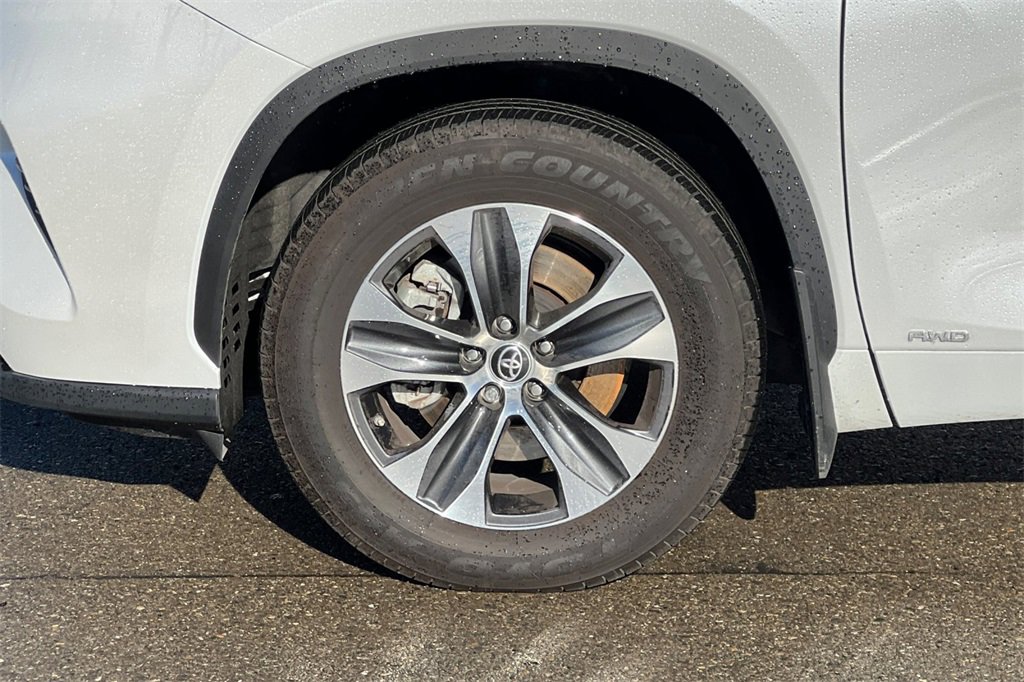 Certified 2025 Toyota Highlander XLE image 27