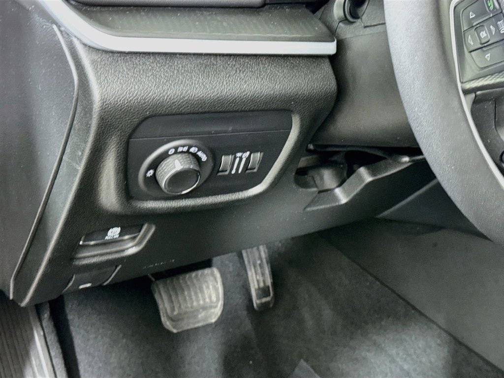 Used 2025 Jeep Grand Cherokee Altitude AWD/4WD image 18