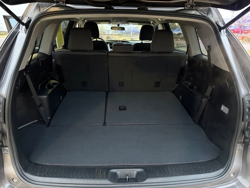 Used 2015 Toyota Highlander LE image 17