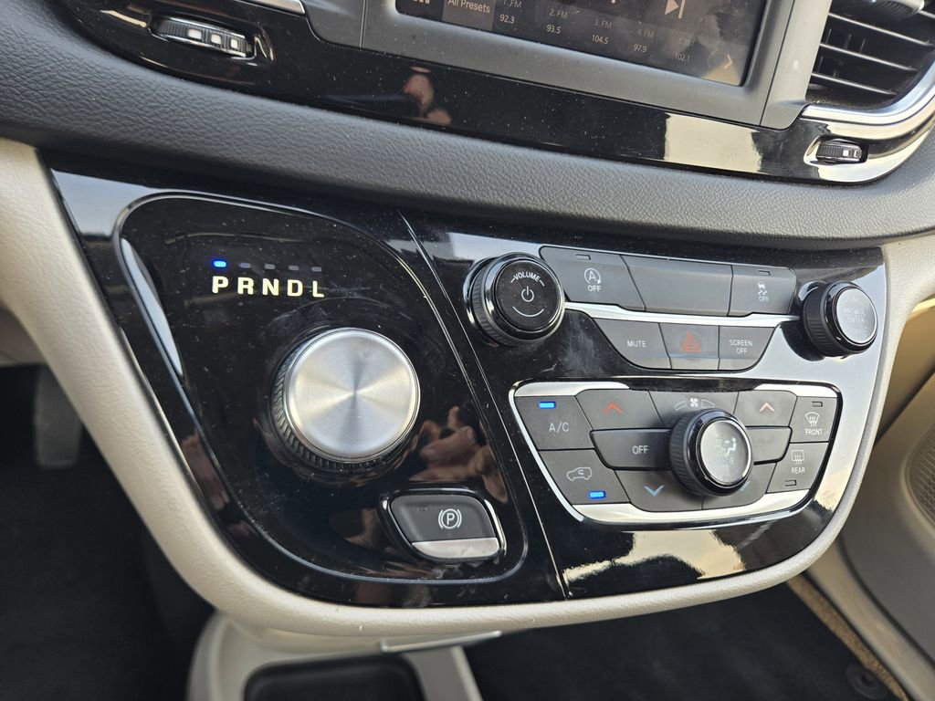 Used 2023 Chrysler Voyager LX image 27