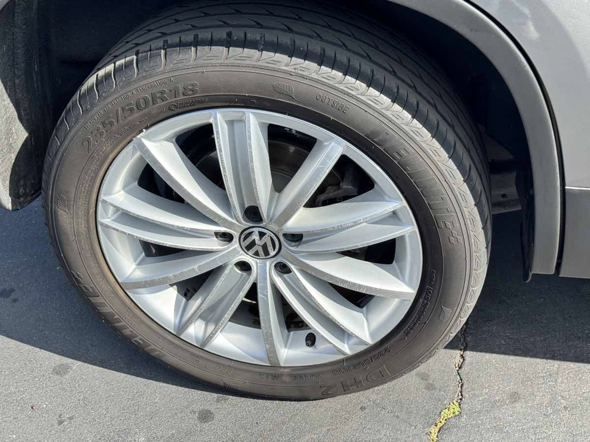 Used 2011 Volkswagen Tiguan SEL FWD image 18