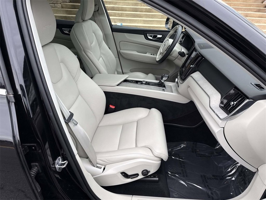 Used 2020 Volvo XC60 T6 Inscription w/ Protection Package Premier image 11
