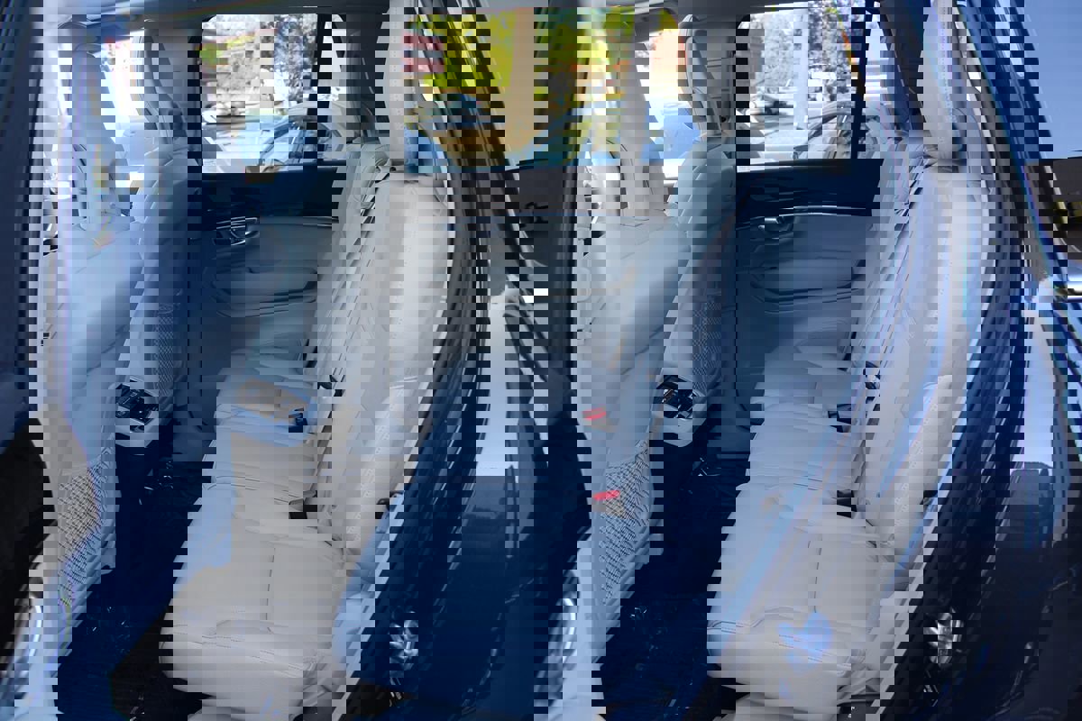 Used 2017 Volvo XC90 T6 Momentum w/ Vision Package image 27