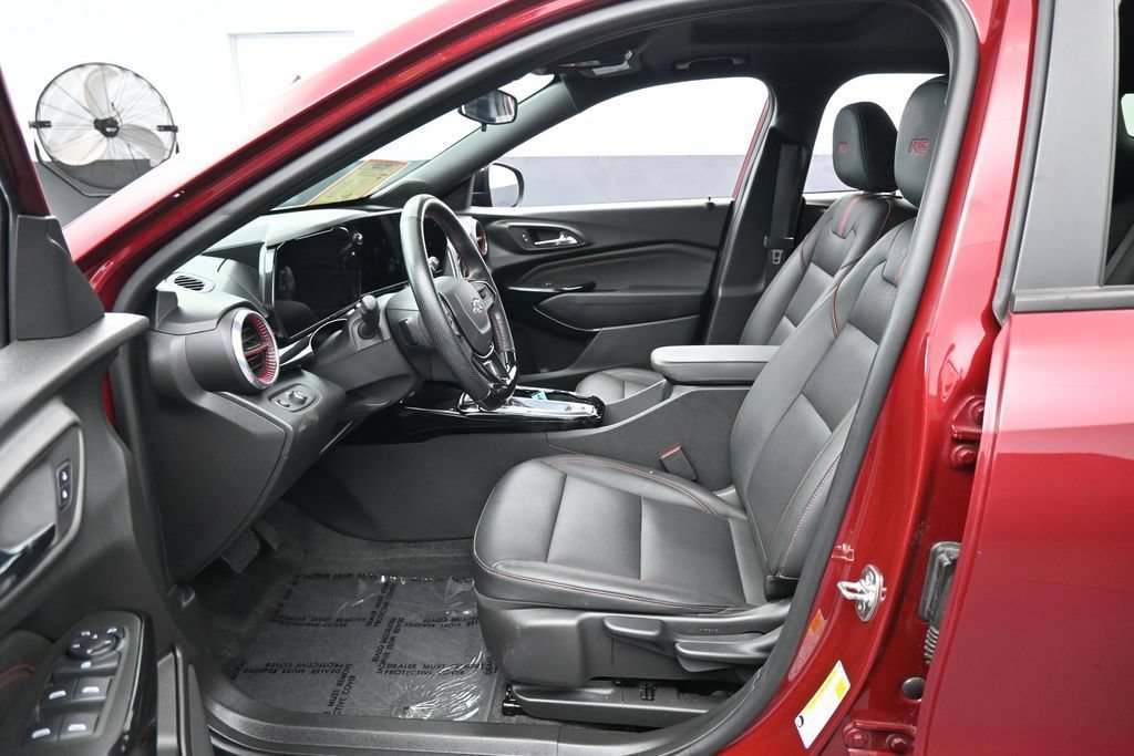 Used 2024 Chevrolet Trax RS w/ Sunroof Package FWD image 11