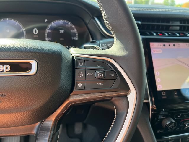 Used 2023 Jeep Grand Cherokee Limited w/ Black Appearance Package AWD/4WD image 15