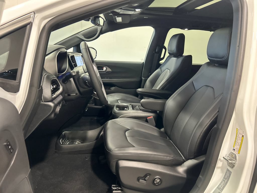 New 2027 Chrysler Pacifica Select FWD image 16