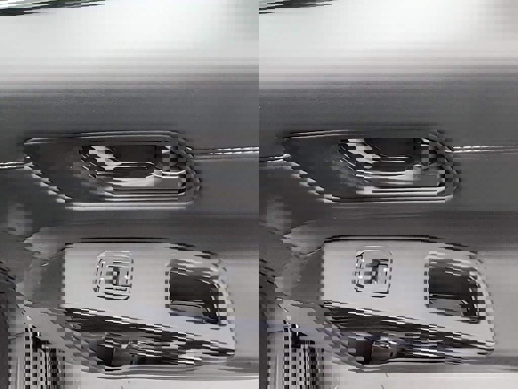 New 2025 Nissan Pathfinder S image 32