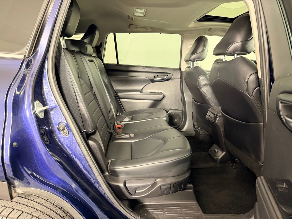 Used 2021 Toyota Highlander XLE image 29