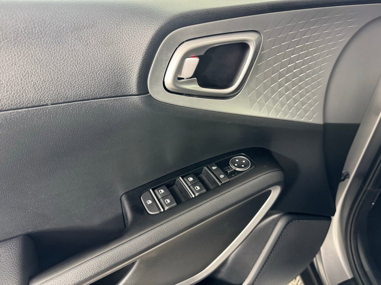 Used 2025 Kia Soul LX w/ LX Technology Package FWD image 15