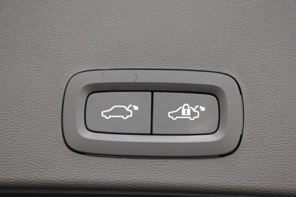 Certified 2026 Volvo XC40 B5 Plus AWD/4WD image 33