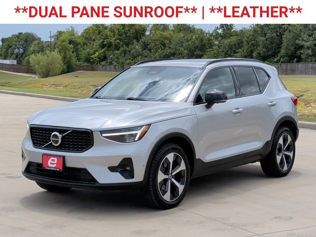 Used 2025 Volvo XC40 B5 Plus AWD/4WD image 3