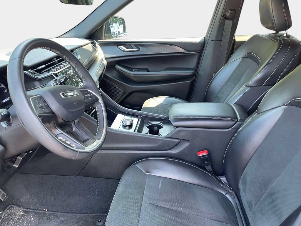 Used 2025 Jeep Grand Cherokee Altitude AWD/4WD image 23