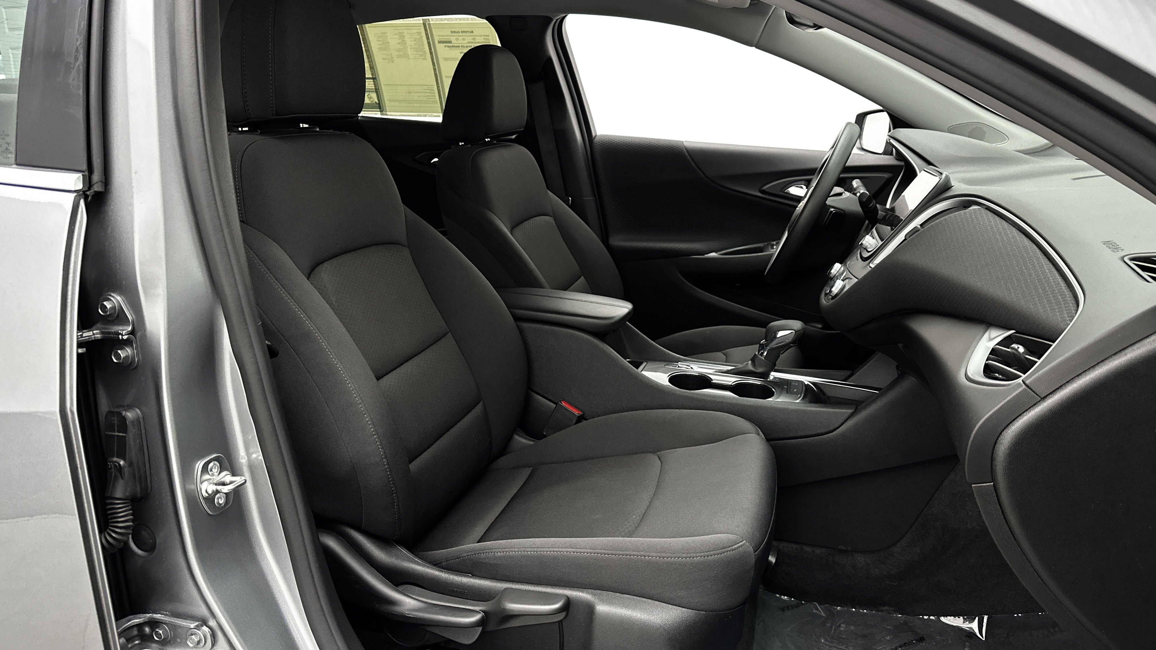 Used 2025 Chevrolet Malibu LT image 35