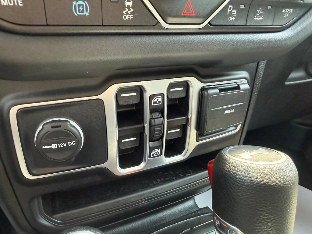 Used 2025 Jeep Wrangler Unlimited Sahara w/ Safety Group AWD/4WD image 23