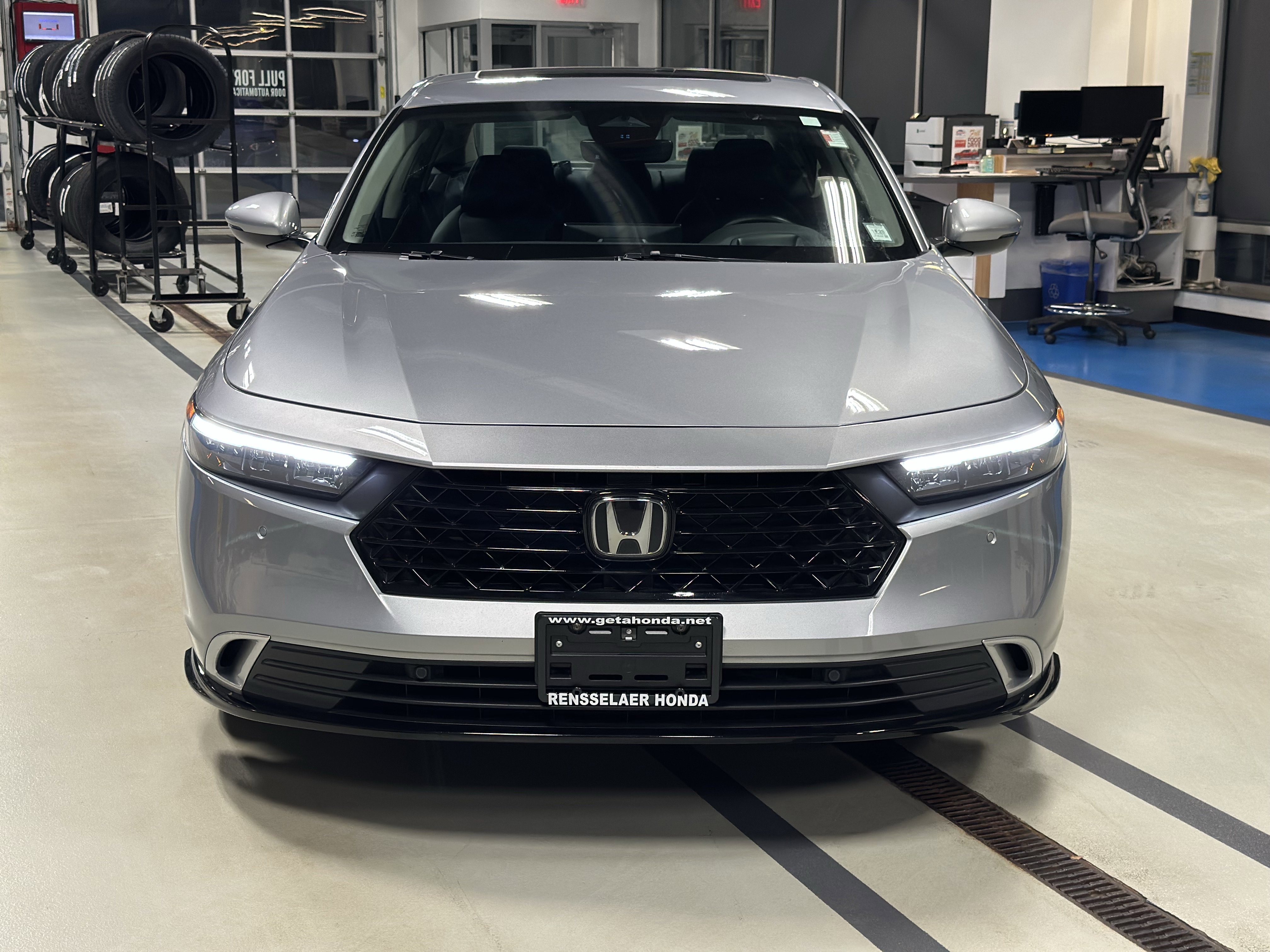 Used 2023 Honda Accord Touring image 2