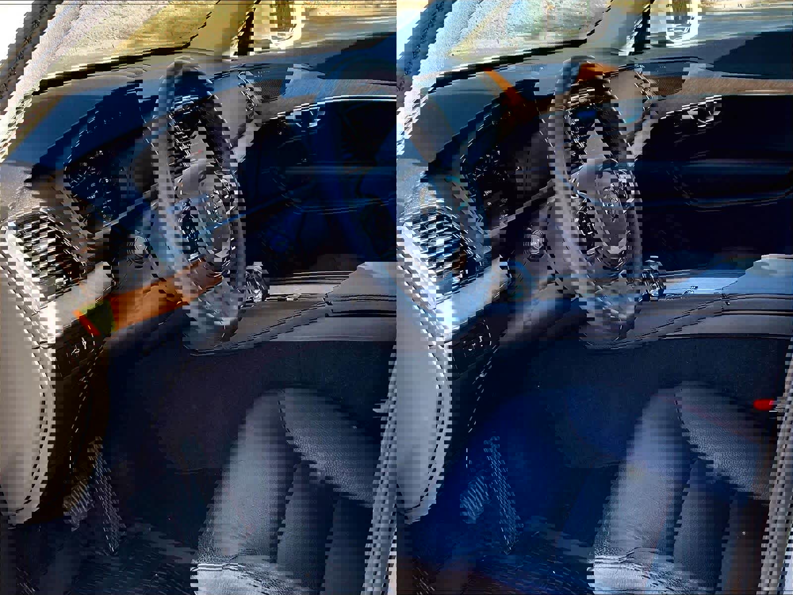 Used 2023 Volvo XC90 T8 Plus w/ Protection Package image 17