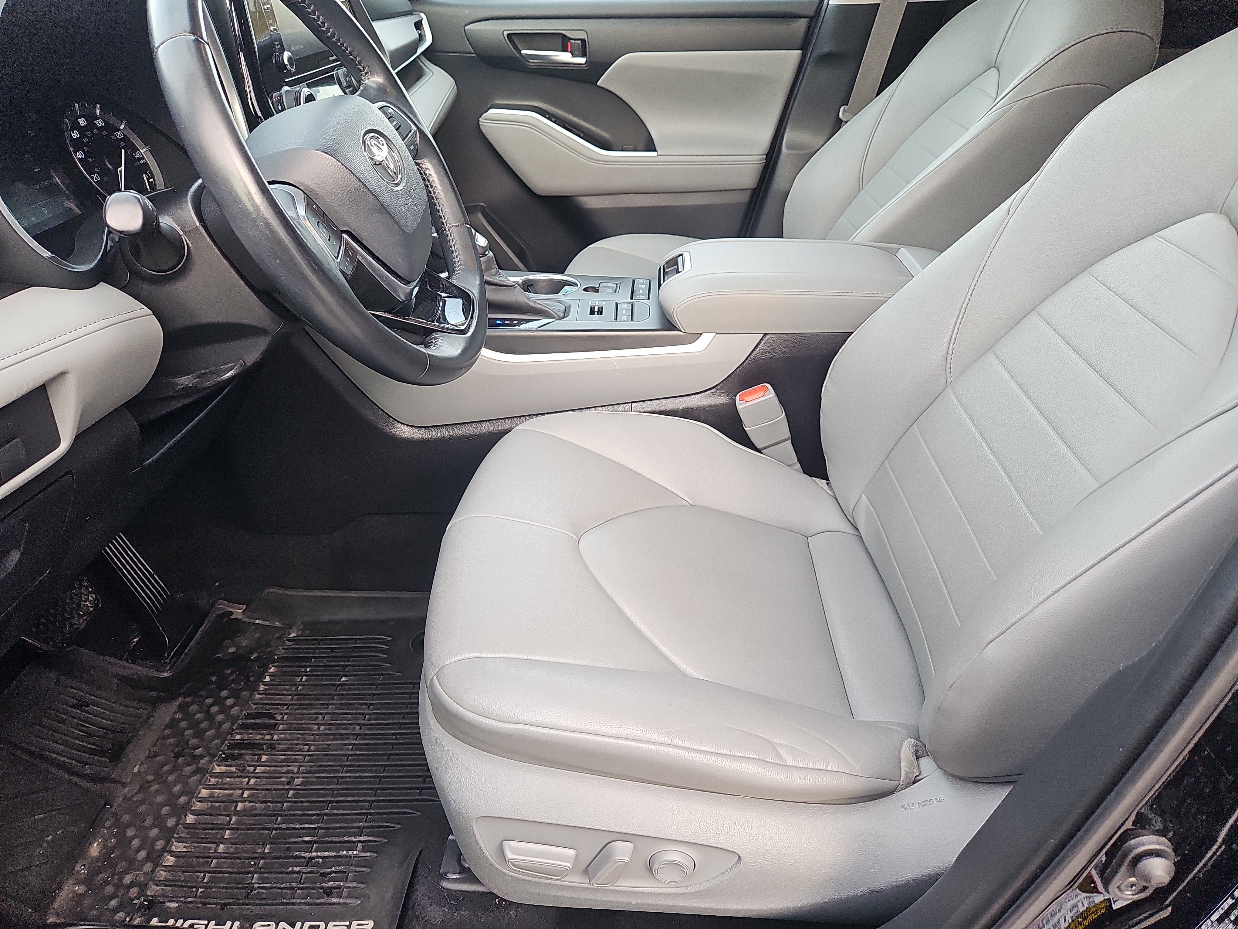 Used 2020 Toyota Highlander XLE image 29