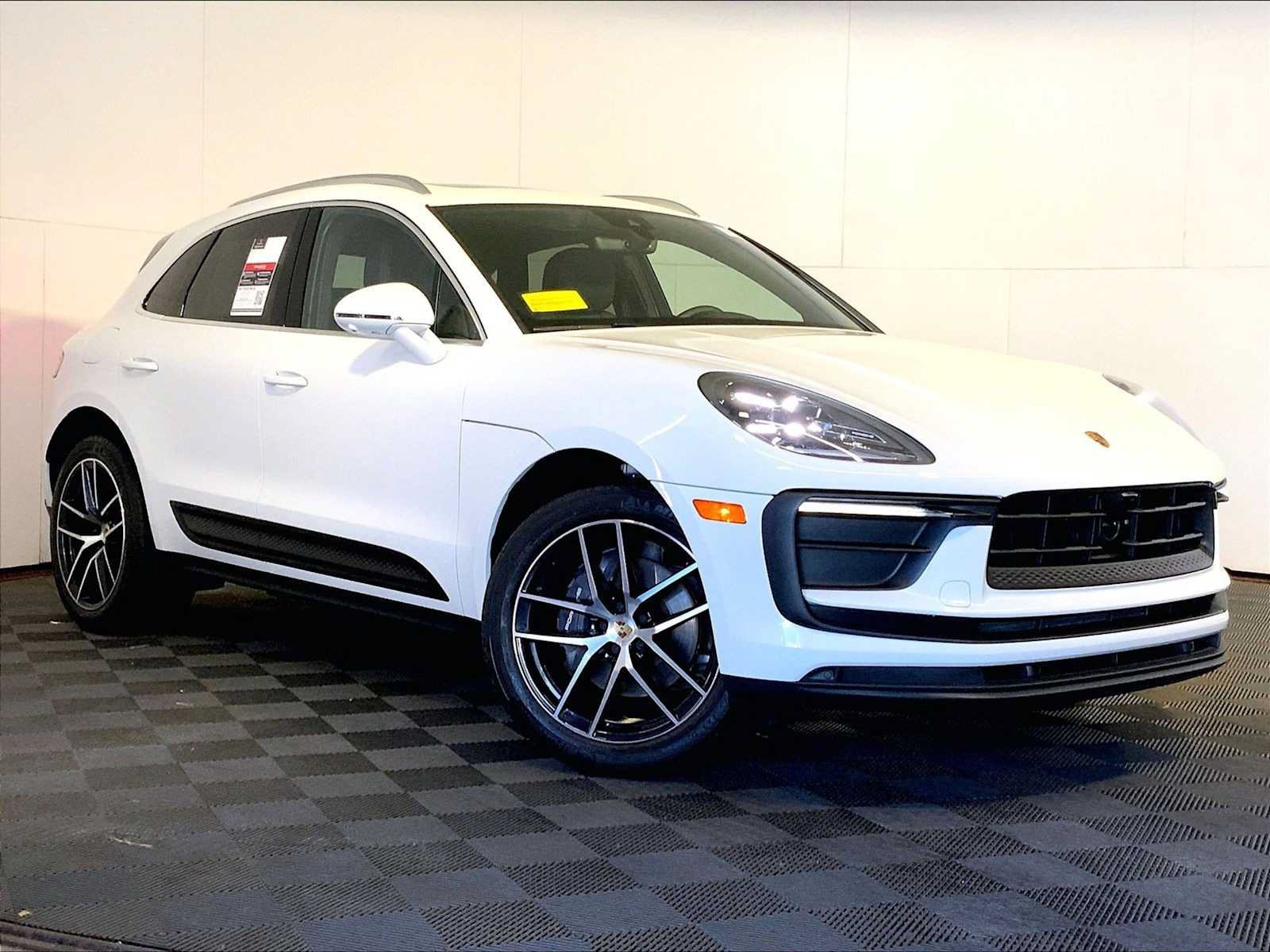 Certified 2024 Porsche Macan AWD/4WD image 9