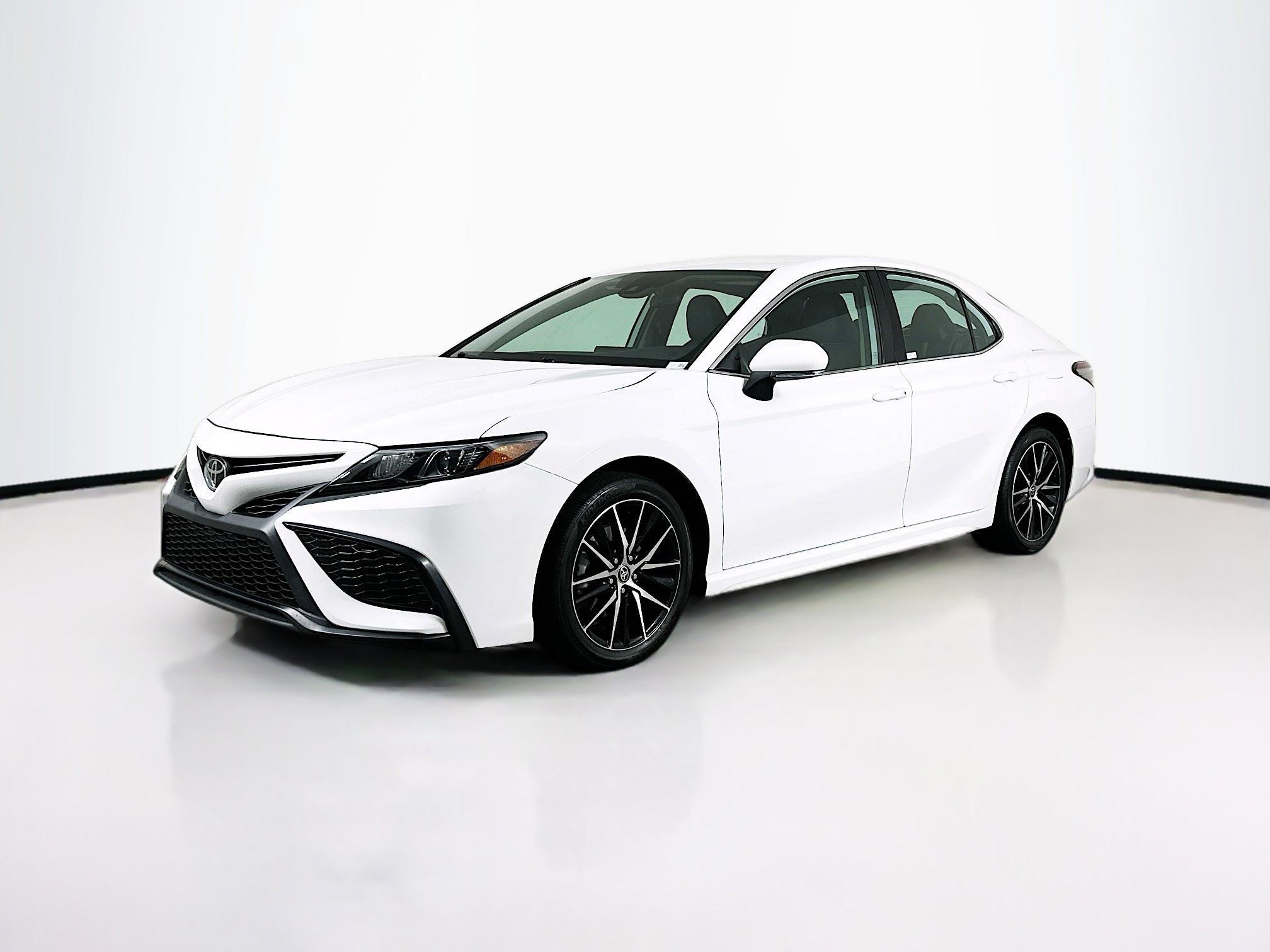 Used 2024 Toyota Camry SE FWD image 3