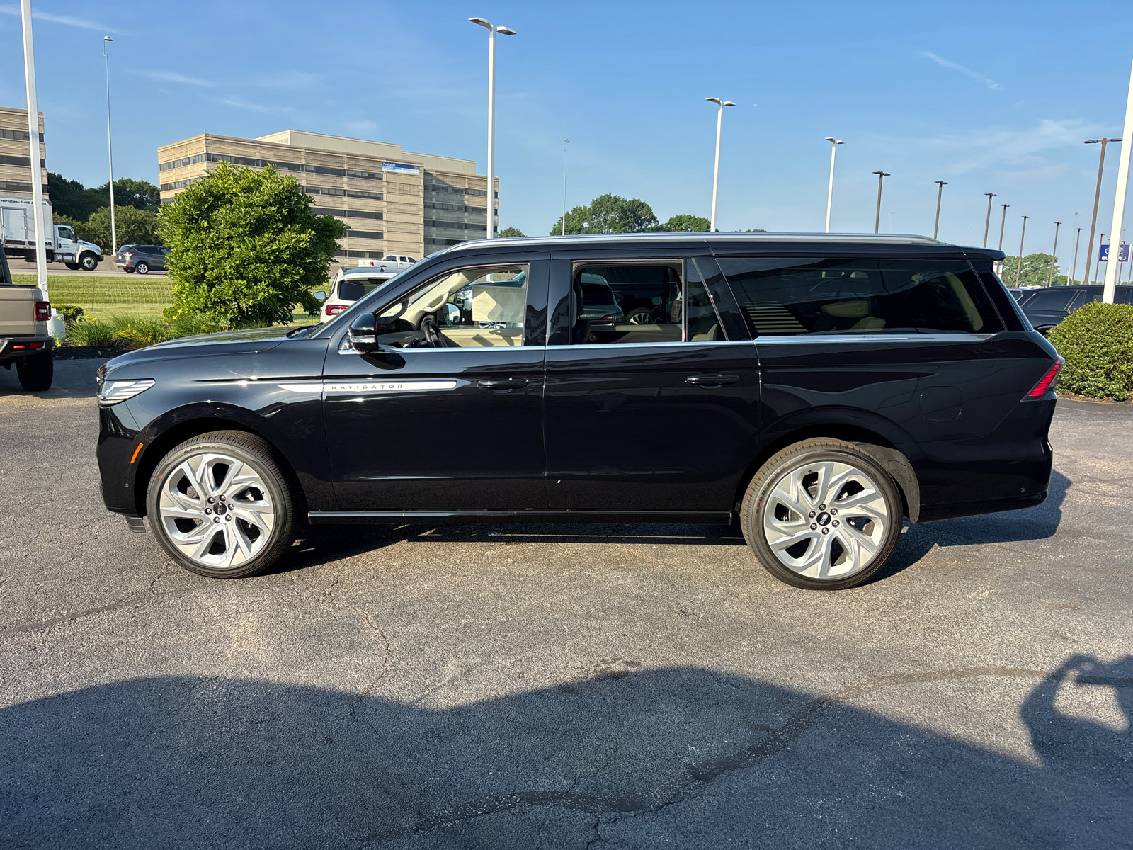 New 2025 Lincoln Navigator L Reserve image 4