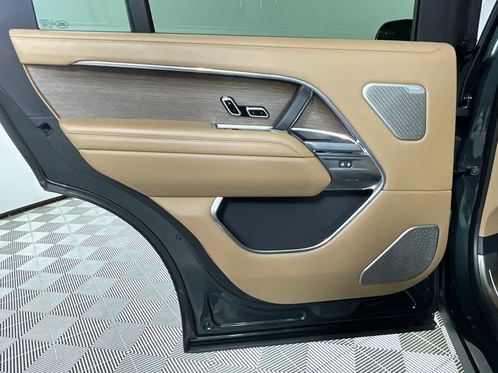 Used 2025 Land Rover Range Rover Long Wheelbase Autobiography image 26