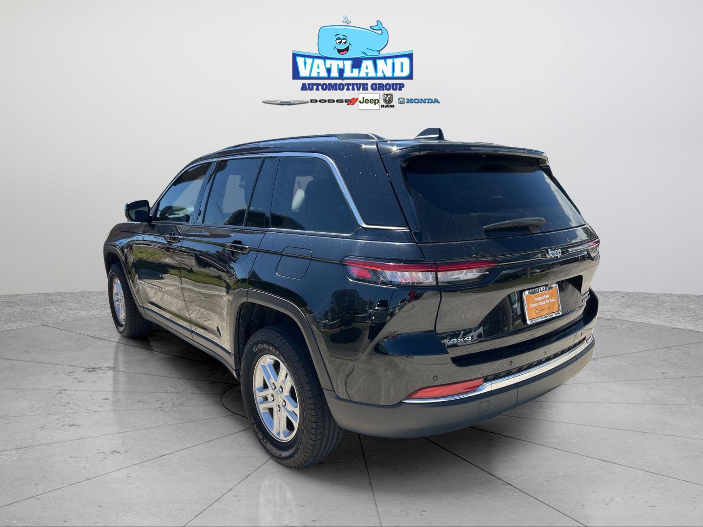 Used 2023 Jeep Grand Cherokee Laredo image 3