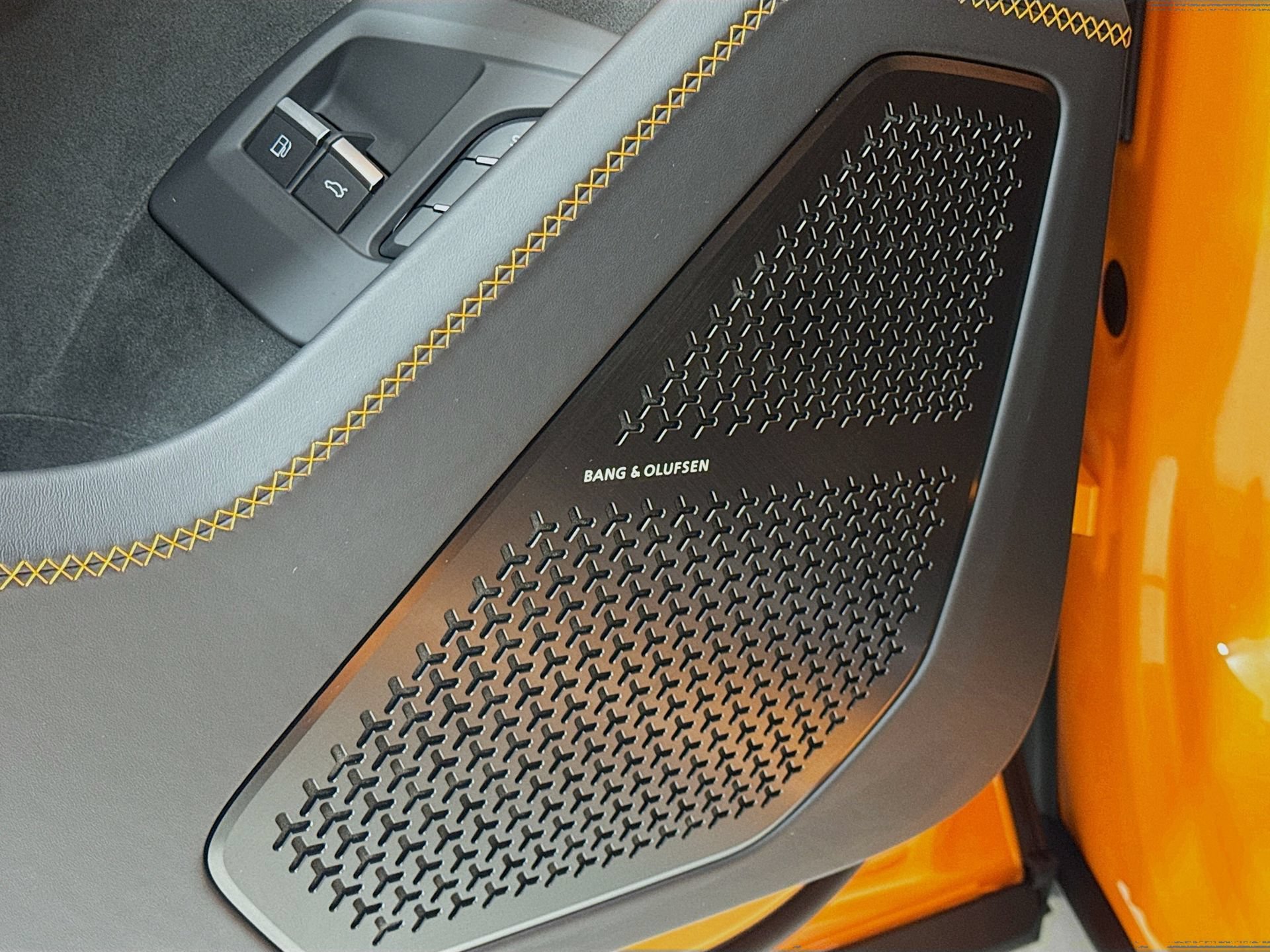 Used 2025 Lamborghini Urus SE AWD/4WD image 17