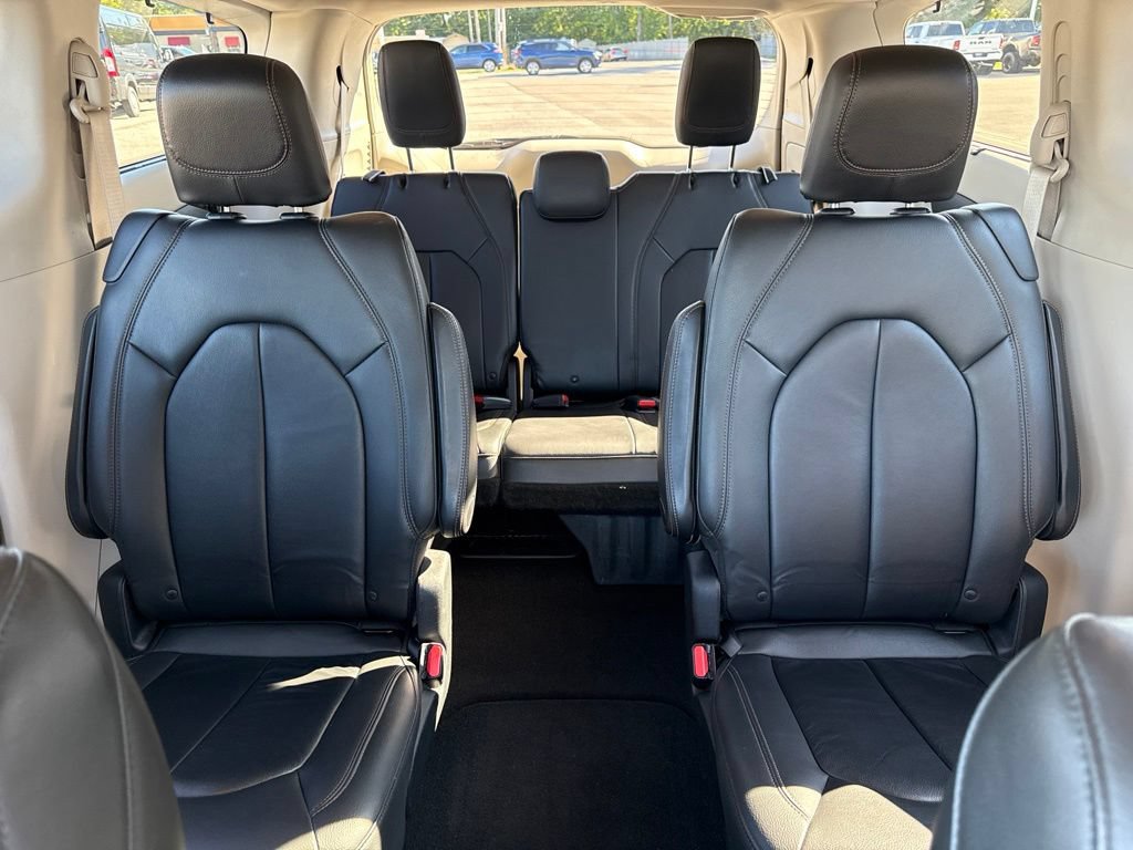 Used 2017 Chrysler Pacifica Touring-L w/ Tire & Wheel Group FWD image 44