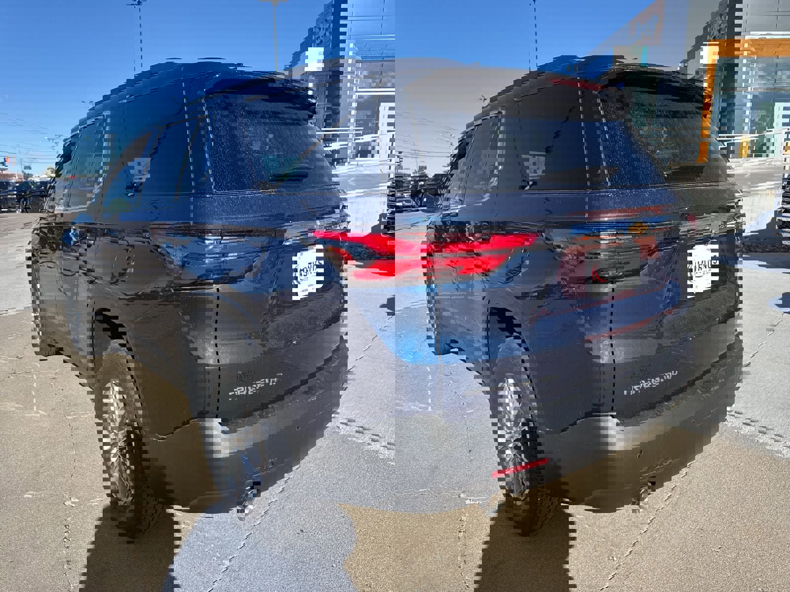 Used 2023 Chevrolet Traverse LT image 3