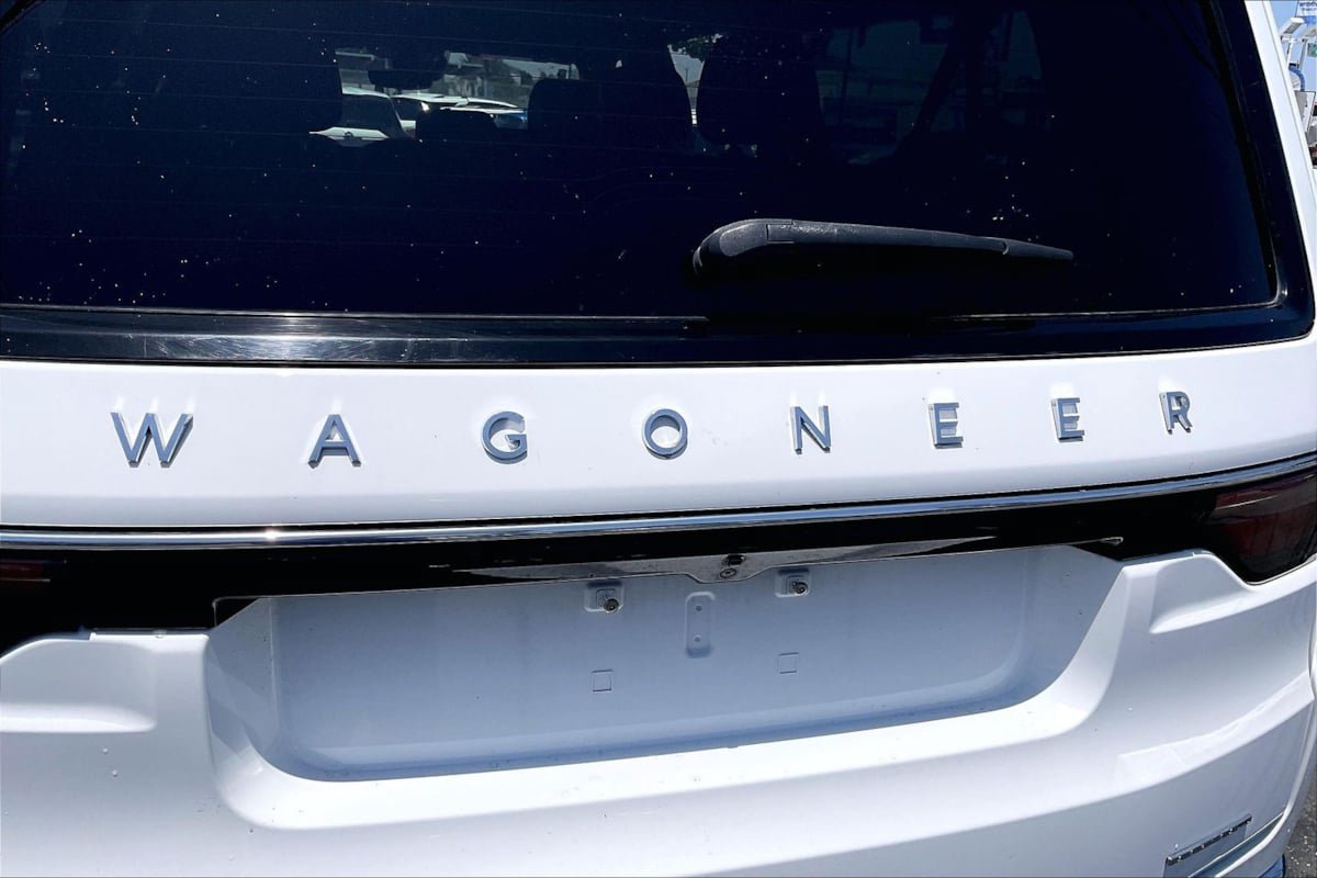 Used 2024 Jeep Wagoneer L Series II RWD image 8