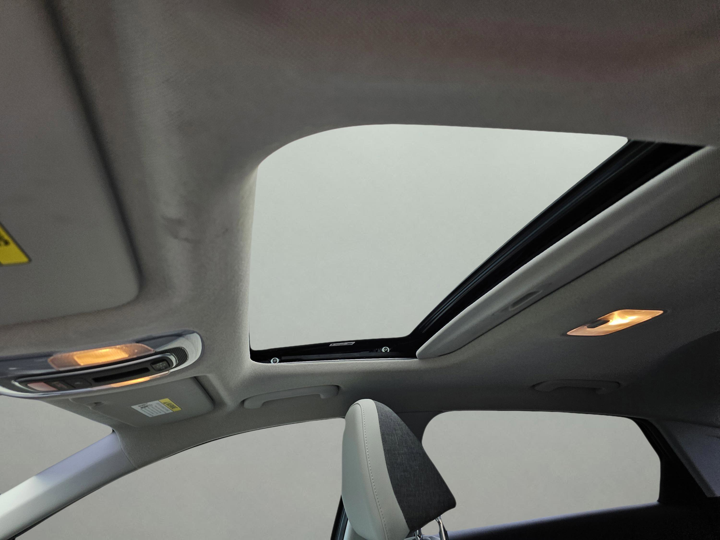 Used 2023 Hyundai Elantra Limited w/ Preferred Accessory Package image 18