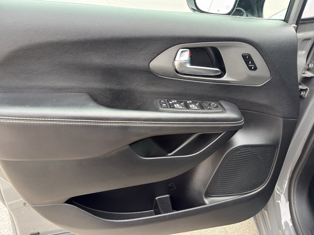 Used 2025 Chrysler Pacifica Select image 12