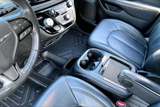 Used 2021 Chrysler Pacifica Touring-L w/ Uconnect Theater Family Group FWD image 18