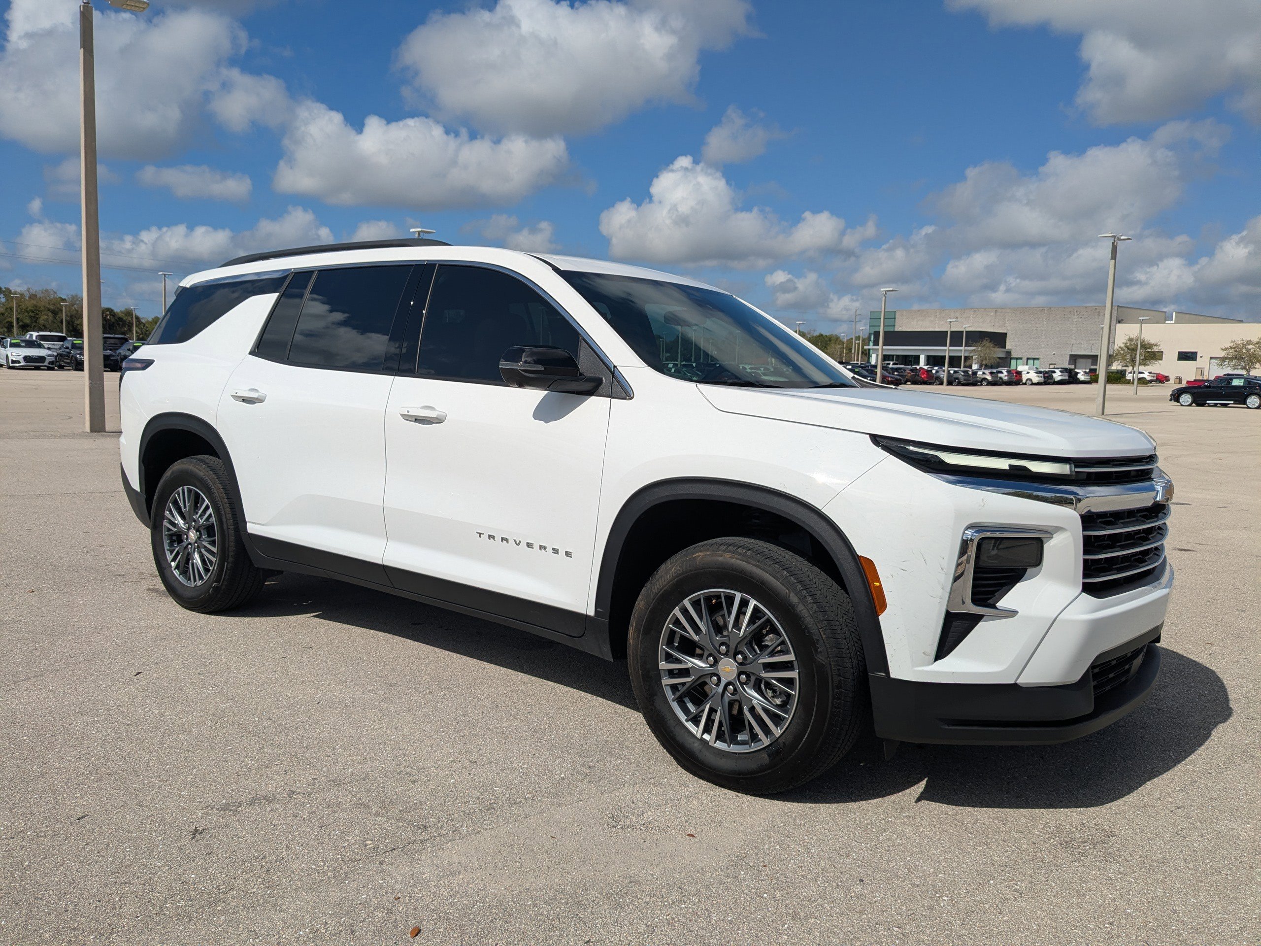 Used 2025 Chevrolet Traverse LT w/ Driver Confidence Package image 2
