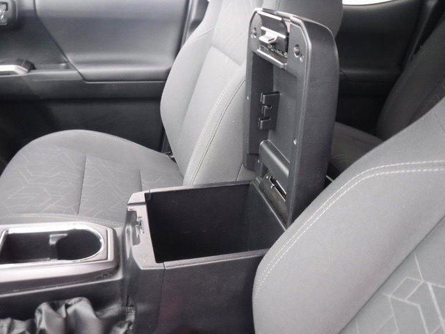 Used 2017 Toyota Tacoma TRD Sport image 27