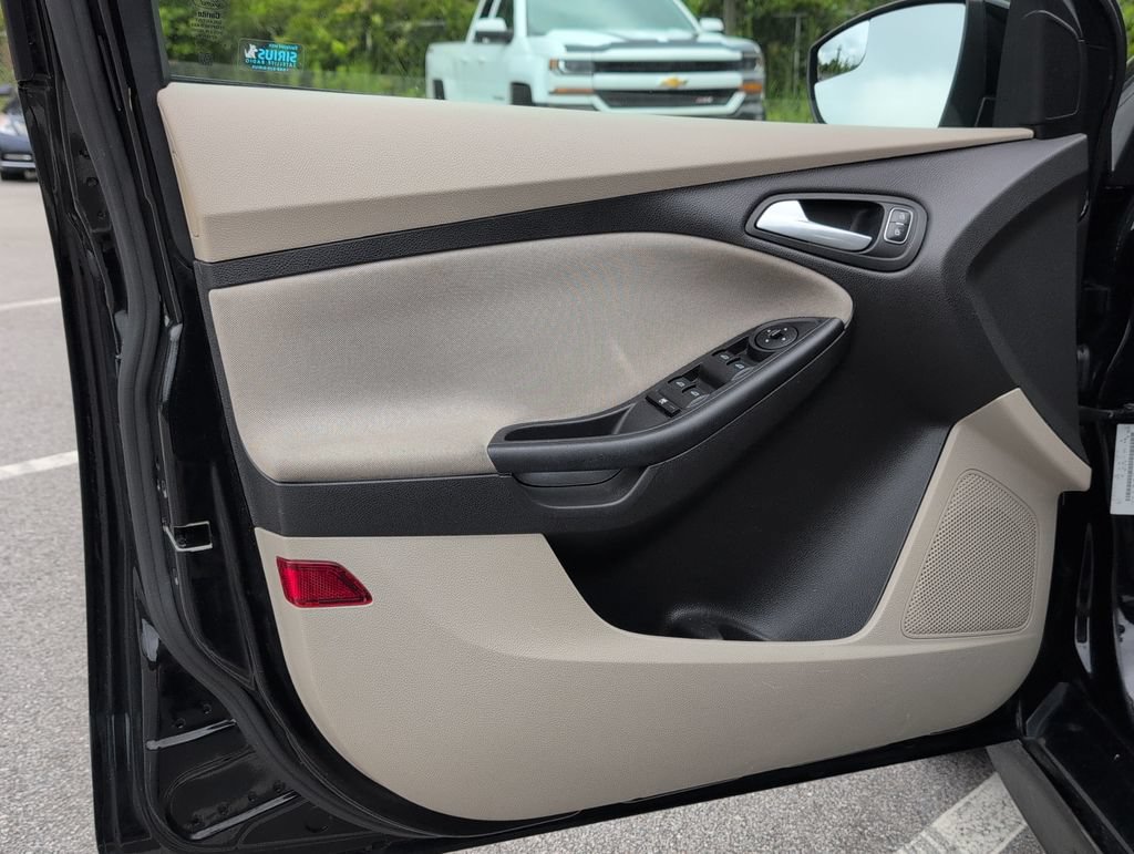 Used 2016 Ford Focus SE w/ SE Sport Package FWD image 8