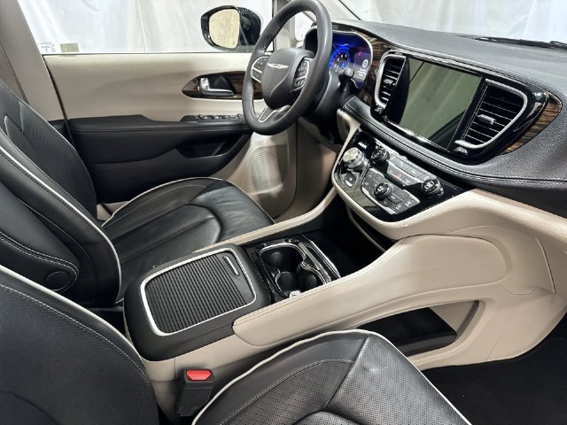 Used 2023 Chrysler Pacifica Limited FWD image 30