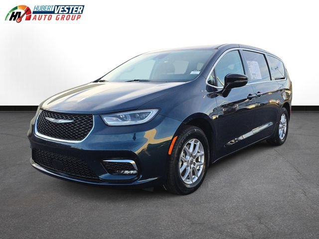 Used 2024 Chrysler Pacifica Touring-L FWD image 2