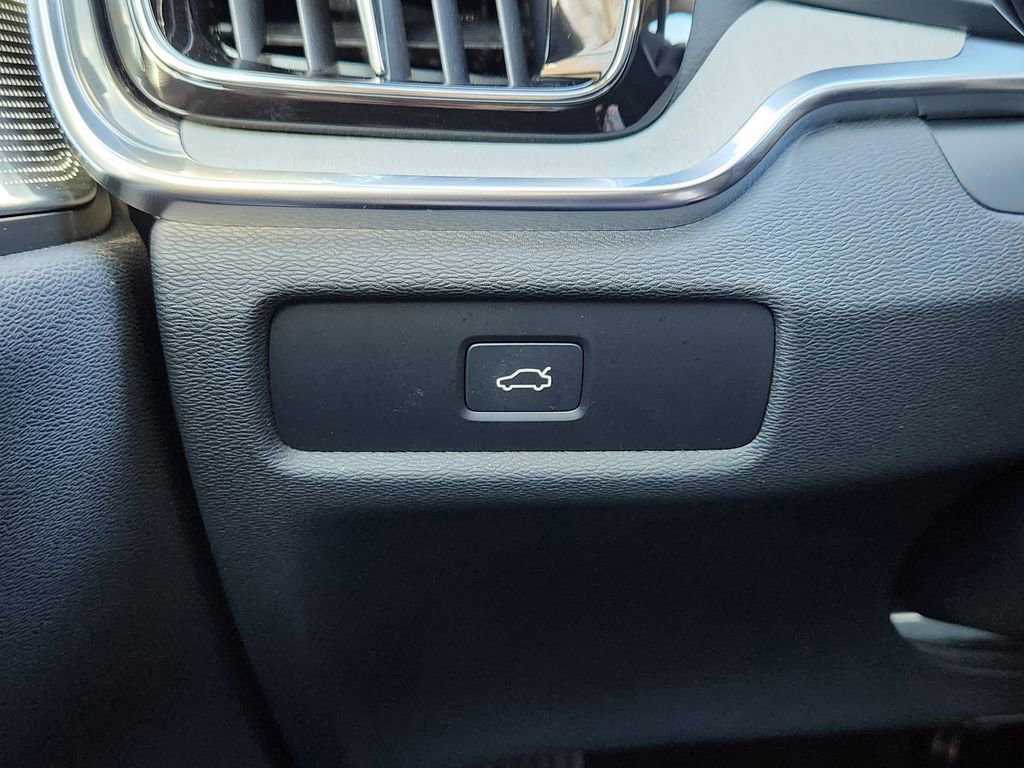 Used 2025 Volvo V60 B5 Cross Country Ultra image 11